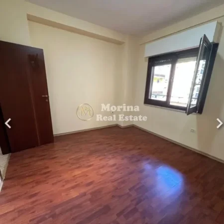 Tirane, jepet me qera apartament 2+1 Kati 4, 118 m² 650 € (Komuna Parisit)