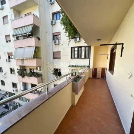 Tirane, jepet me qera apartament 2+1 Kati 4, 118 m² 650 € (Komuna Parisit)