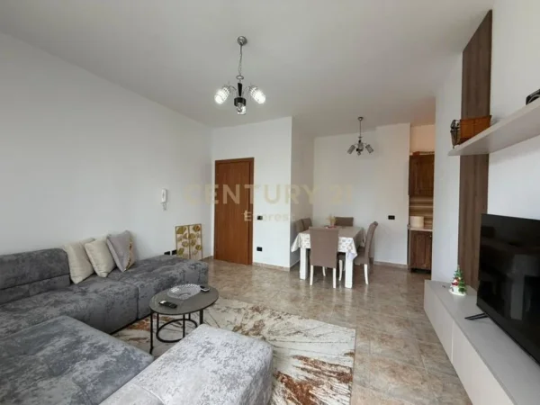 Tirane, jepet me qera apartament 2+1 Kati 6, 100 m² 900 € (PAZARI I RI)