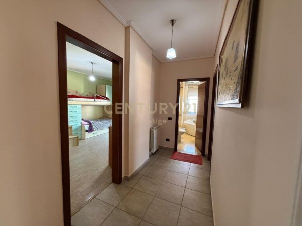 Tirane, jepet me qera apartament 2+1+Aneks+Ballkon Kati 9, 124 m² 700 € (Rruga e Elbasanit)