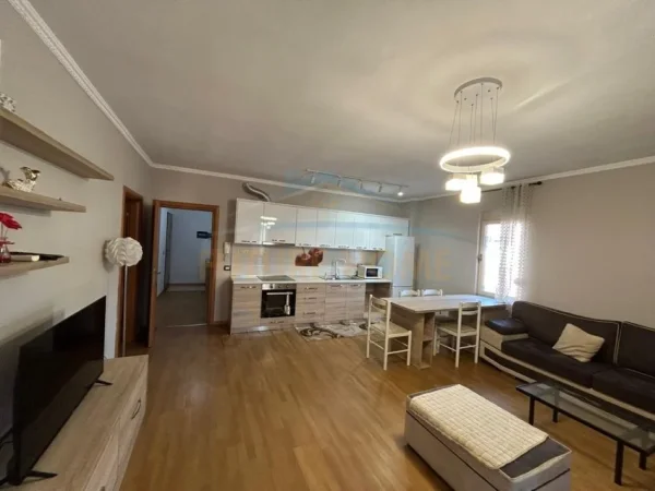 Durres, jepet me qera apartament 2+1+Ballkon Kati 7, 450 m² 450 € (Ish Rajoni i Policise, Durres)