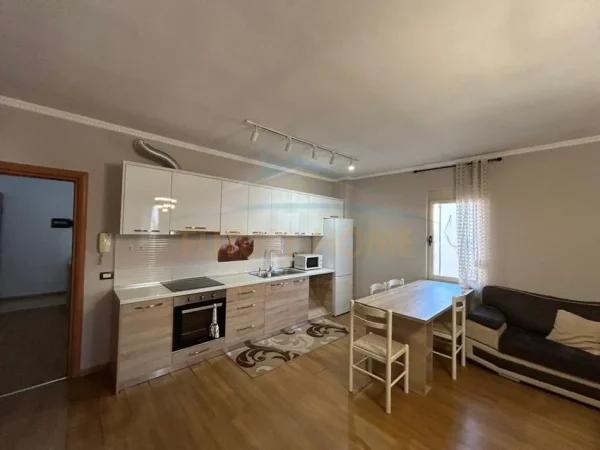 Durres, jepet me qera apartament 2+1+Ballkon Kati 7, 450 m² 450 € (Ish Rajoni i Policise, Durres)