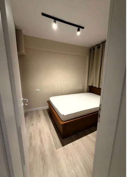 Tirane, jepet me qera apartament 2+1 Kati 1, 55 m² 550 € (OXHAKU)