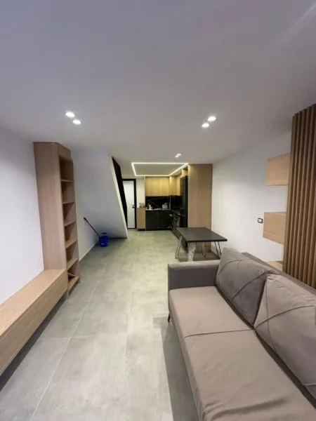 Tirane, shitet apartament duplex 1+1 , 75 m² 119.000 € (PERBALLE SPITALIT AMERIKAN 3)