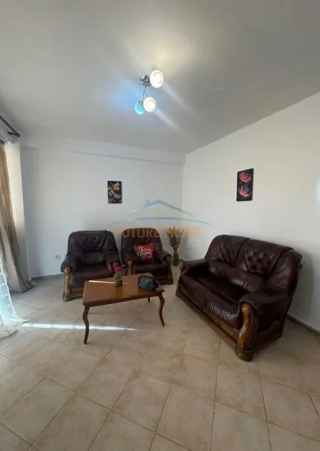 Tirane, jepet me qera apartament 1+1+Ballkon Kati 8, 60 m² 500 € (Rrugen e Elbasanit prane Ambasades Amerikane)