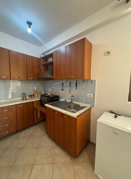 Tirane, jepet me qera apartament 1+1+Ballkon Kati 8, 60 m² 500 € (Rrugen e Elbasanit prane Ambasades Amerikane)