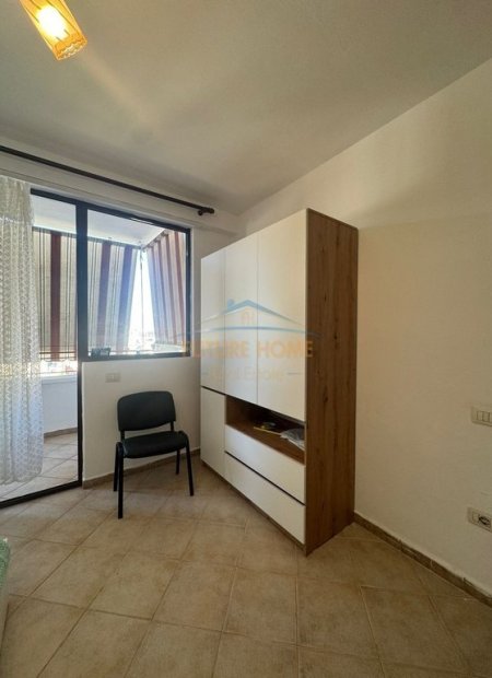 Tirane, jepet me qera apartament 1+1+Ballkon Kati 8, 60 m² 500 € (Rrugen e Elbasanit prane Ambasades Amerikane)