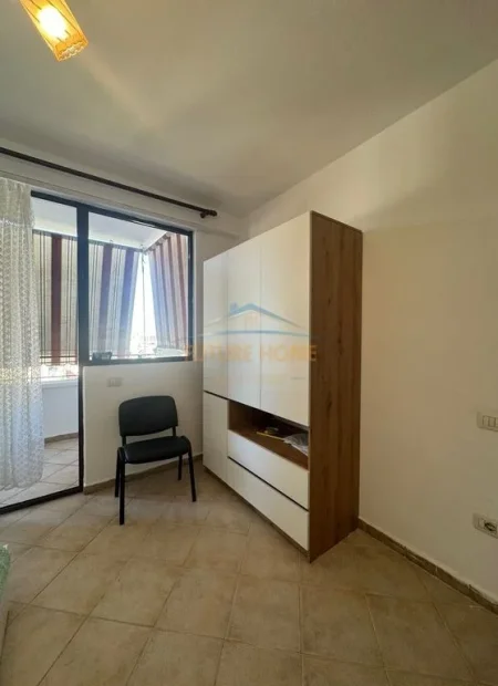 Tirane, jepet me qera apartament 1+1+Ballkon Kati 8, 60 m² 500 € (Rrugen e Elbasanit prane Ambasades Amerikane)