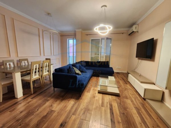 Tirane, jepet me qera apartament 2+1 Kati 3, 105 m² 850 € (Kopshti Zoologjik)