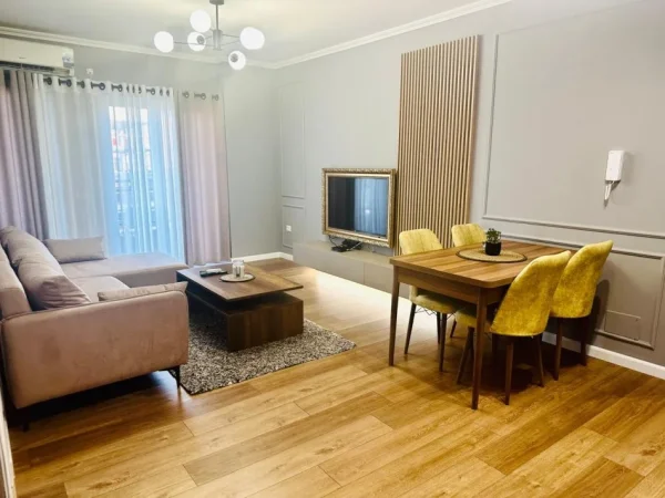 Tirane, jepet me qera apartament 2+1 Kati 7, 600 € (astir)