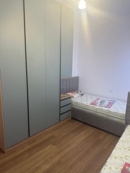 Tirane, jepet me qera apartament 2+1 Kati 7, 600 € (astir)