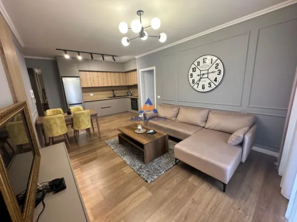 Tirane, jepet me qera apartament 2+1+Ballkon Kati 7, 90 m² 624 € 