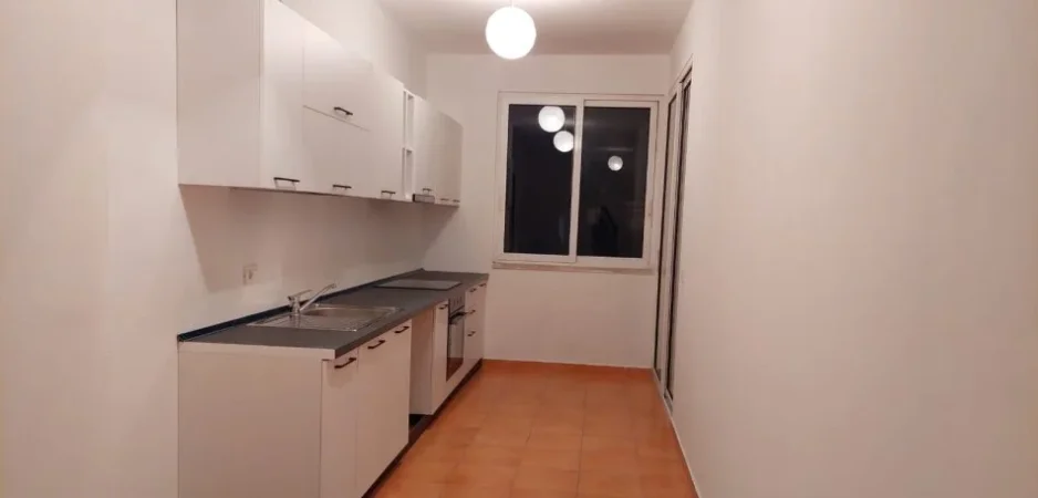 Tirane, jepet me qera apartament 2+1+Aneks+Ballkon Kati 8, 104 m² 450 € (Astir, Pallatet Fratari)
