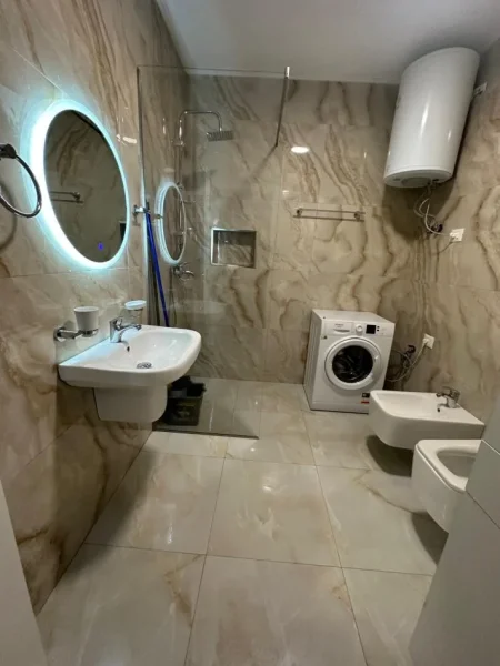 Tirane, jepet me qera apartament 2+1 Kati 7, 600 € (astir)