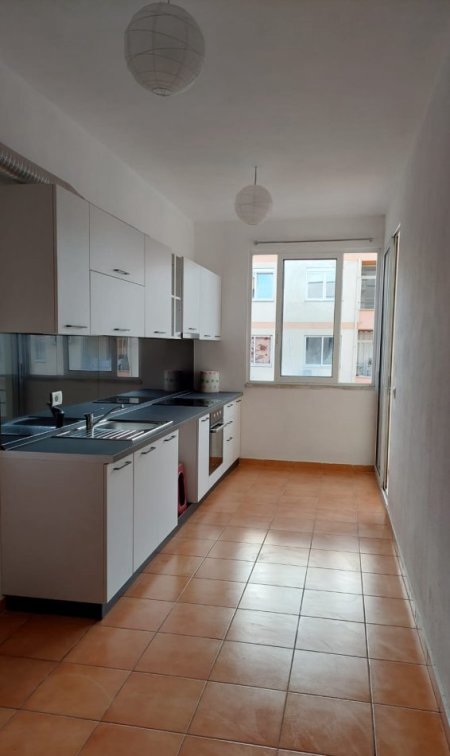 Tirane, jepet me qera apartament 2+1+Aneks+Ballkon Kati 8, 104 m² 450 € (Astir, Pallatet Fratari)