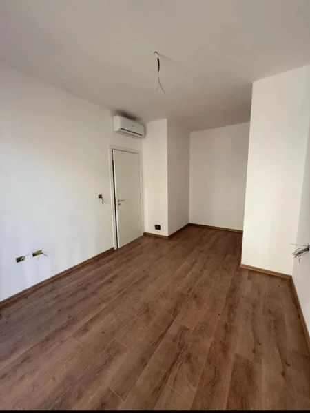 Tirane, jepet me qera zyre Kati 7, 61 m² 600 € (Zogu i Zi)