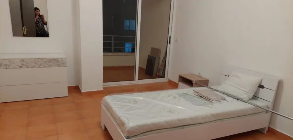 Tirane, jepet me qera apartament 2+1+Aneks+Ballkon Kati 8, 104 m² 450 € (Astir, Pallatet Fratari)