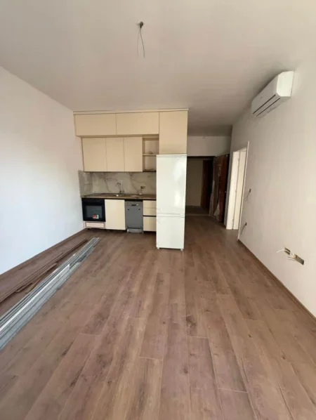 Tirane, jepet me qera zyre Kati 7, 61 m² 600 € (Zogu i Zi)