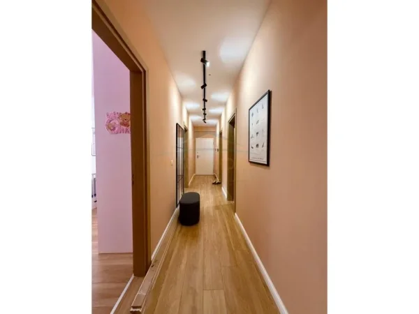 Tirane, shes apartament 2+1 Kati 3, 106 m² 310.000 € (Rruga e Barrikadave, Tiranë)