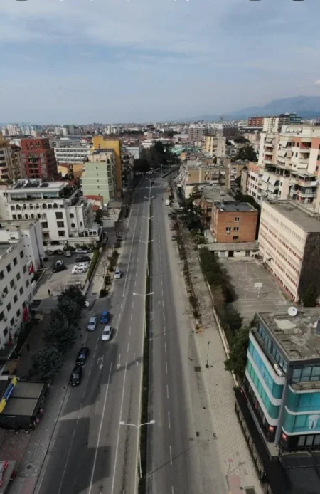 Tirane, jepet me qera dyqan Kati 0, 40 m² 700 € (21 - dhjetori)