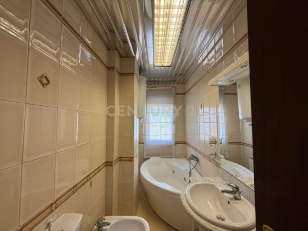 Tirane, jepet me qera apartament 2+1 Kati 9, 124 m² 700 € 
