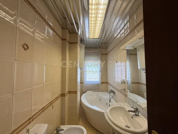 Tirane, jepet me qera apartament 2+1 Kati 9, 124 m² 700 € 