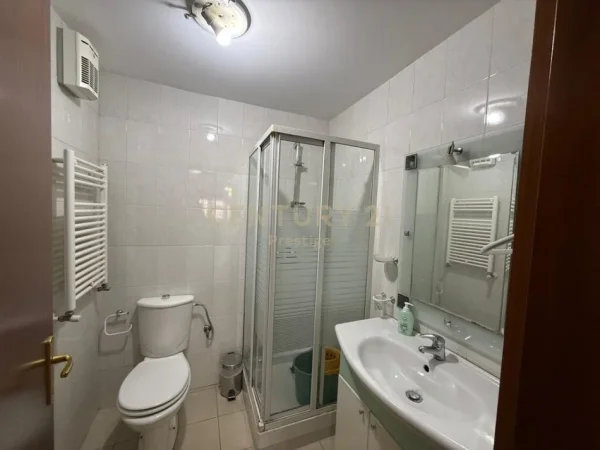 Tirane, jepet me qera apartament 2+1 Kati 9, 124 m² 700 € 