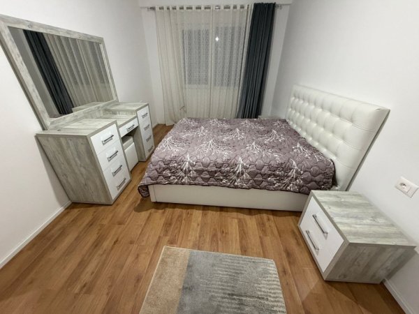 Tirane, jepet me qera apartament 1+1+Aneks+Ballkon Kati 2, 75 m² 550 € (Astir, Kompleksi Klensi / Post parkimi i perfshir ne cmim)