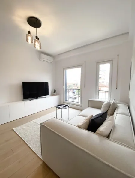 Jepet me qera apartament 1+1 Kati 1, 65 m², me 1 post parkimi ne -1, 90.000 LEK Brutto (Rruga Panorama Residenca Quartum)