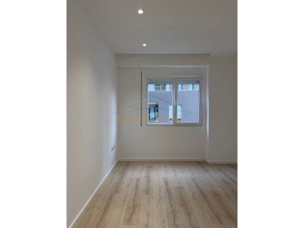 Tirane, jepet me qera zyre , 86 m² 550 € (rruga e Dibres)