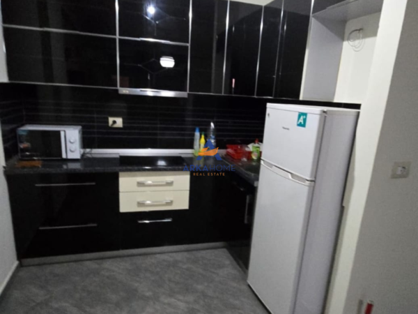Tirane, jepet me qera apartament 1+1+Ballkon Kati 4, 70 m² 572 € 