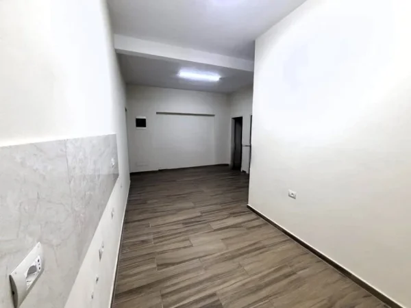 Tirane, jepet me qera zyre Kati 1, 75 m² 1.050 € (bulevardi zogu 1)