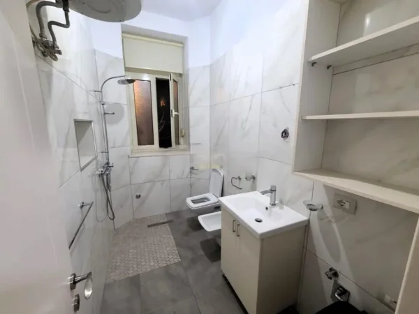 Tirane, jepet me qera zyre Kati 1, 75 m² 1.050 € (bulevardi zogu 1)