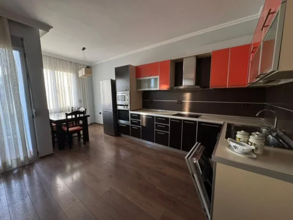 Tirane, jepet me qera apartament 2+1+Ballkon Kati 8, 800 € (Selvia)