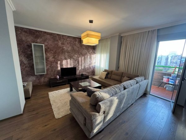 Tirane, jepet me qera apartament 2+1+Ballkon Kati 8, 800 € (Selvia)