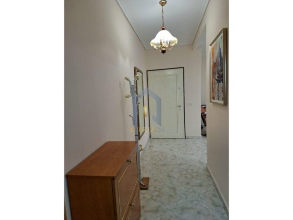 Tirane, jap me qera apartament 1+1+Ballkon Kati 3, 75 m² 600 € (Kopshti Botanik)