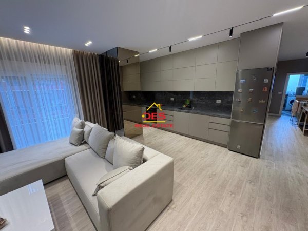 Vlore, jepet me qera apartament 2+1+Ballkon Kati 8, 90 m² 700 € (Rruga Pelivan Leskaj)