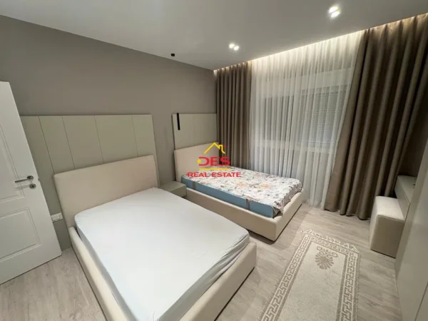 Vlore, jepet me qera apartament 2+1+Ballkon Kati 8, 90 m² 700 € (Rruga Pelivan Leskaj)