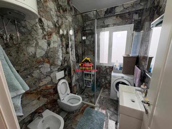 Vlore, jepet me qera apartament 2+1+Ballkon Kati 8, 90 m² 700 € (Rruga Pelivan Leskaj)