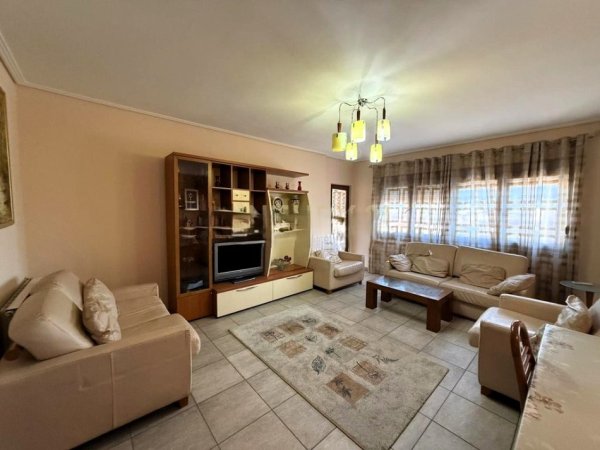 Tirane, jepet me qera apartament 2+1 Kati 9, 124 m² 700 € (rruga e elbasanit)
