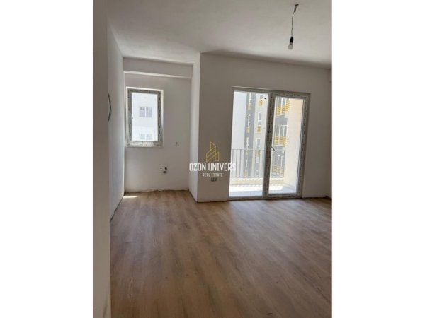 Tirane, jepet me qera apartament 1+1+Ballkon Kati 4, 65 m² 450 € (Laprakë)