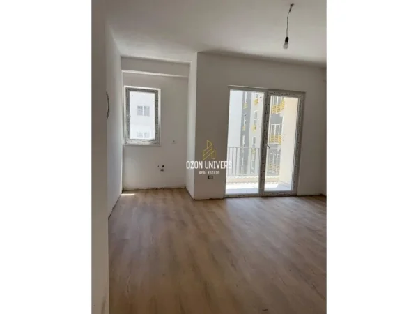 Tirane, jepet me qera apartament 1+1+Ballkon Kati 4, 65 m² 450 € (Laprakë)