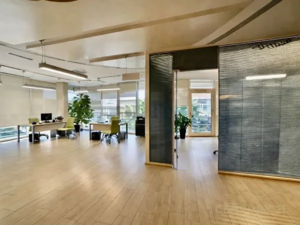 Tirane, jepet me qera ambjent biznesi Kati 2, 300 m² 9.000 € 