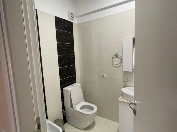 Tirane, jepet me qera apartament 3+1+Ballkon Kati 4, 187 m² 1.400 € (LIQENI THATE)