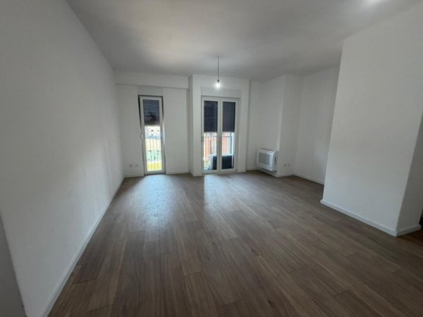 Tirane, jepet me qera zyre Kati 2, 50 m² 400 € (Rruga Jordan Misja)