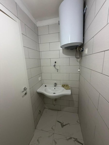 Tirane, jepet me qera zyre Kati 2, 50 m² 400 € (Rruga Jordan Misja)