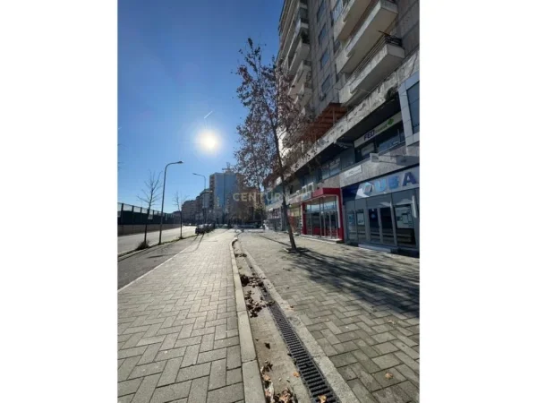 Tirane, jepet me qera dyqan Kati 0, 151 m² 3.000 € 