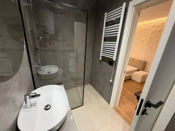 Tirane, jepet me qera apartament 2+1 Kati 4, 102 m² 950 €