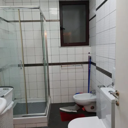 Tirane, jepet me qera apartament 2+1+Ballkon Kati 8, 100 m² 600 € (JORDAN MISJA)