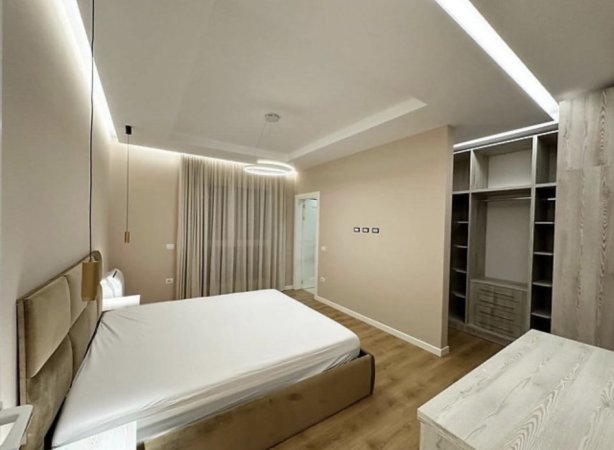 Tirane, jepet me qera apartament 3+1 Kati 2, 170 m² 1.800 € (Liqeni i Thate.)